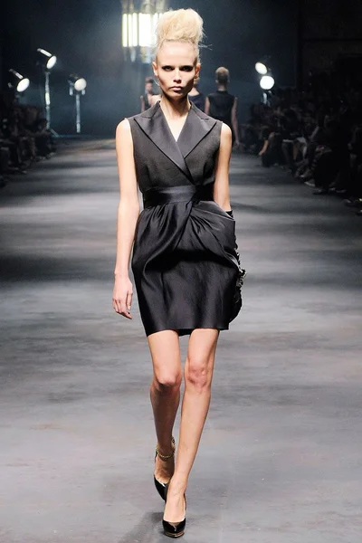 Look 10